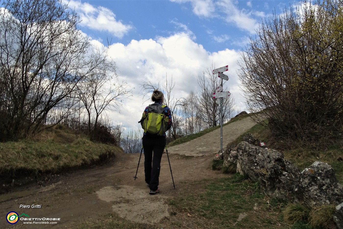 13 Alla Forcella del Monte di Nese (870 m), incrocio di sentieri.JPG